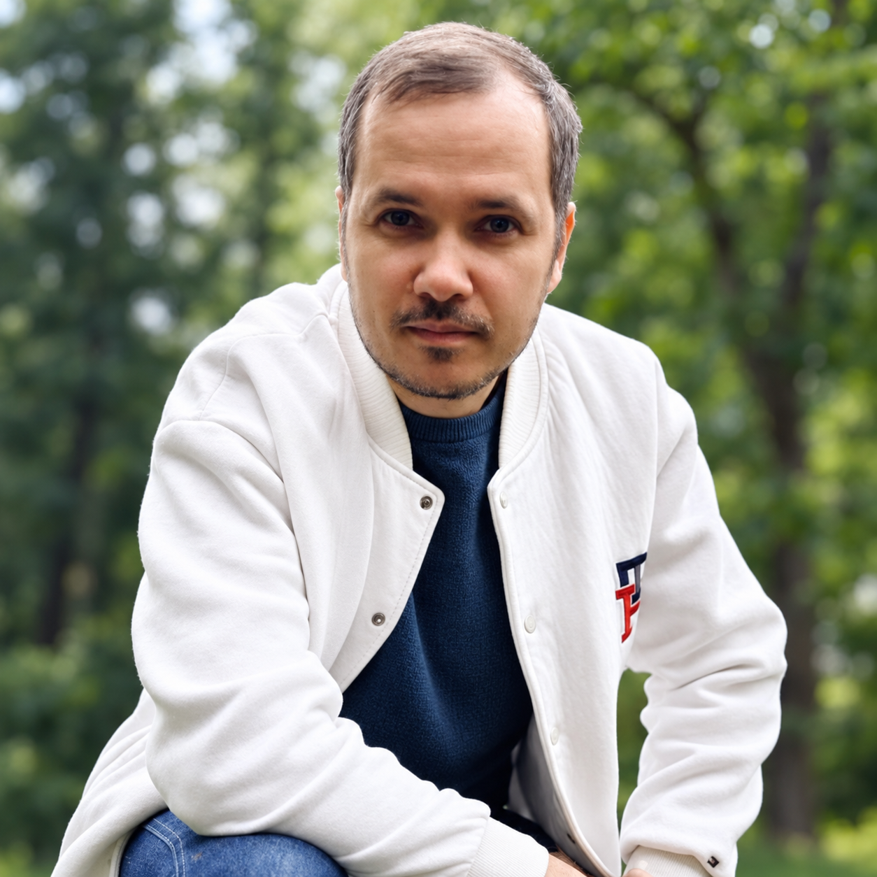 Роман Вотинцев за рабочим столом